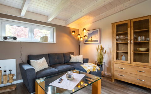 Wingst 100: Møbel, Couch, Ejendom, Bord, Cabinetry, Træ, Indretning, Stue, Belysning, Billedramme