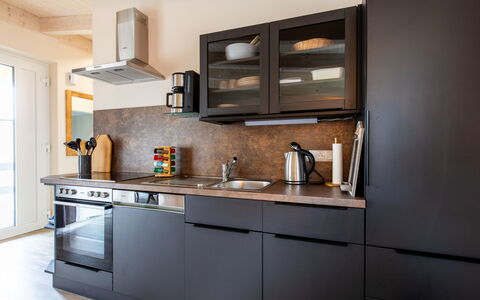 Wingst 100: Cabinetry, Countertop, Tap, Køkken Apparat, Komfur, Bygning, Køkken, Træ, Reoler, Husholdningsapparat