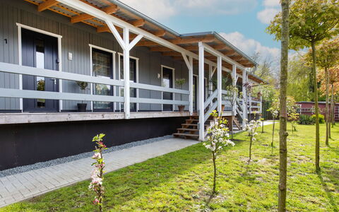 Wingst 100: Plante, Ejendom, Bygning, Sky, Himmel, Vindue, Land Lot, Skygge, Urban Design, Træ