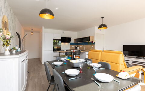 Cancale 160: Bord, Ejendom, Cabinetry, Møbel, Countertop, Stol, Træ, Indretning, Gulvbelægning, Køkken
