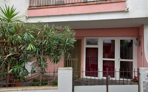 La Butterfly: Dør, Boligområde, Hjem, Altan, Beton, Home Dør, Veranda, Gips, Stueplante, Hegn