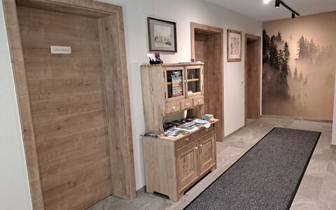 Hippach 500: Billedramme, Cabinetry, Ejendom, Møbel, Træ, Bygning, Arkitektur, Stueplante, Gulvbelægning, Etage