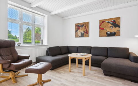 Essie - 20Km from the Sea: Træ, Tag, Arkitektur, Hjem, Hus, Sommerhus, Sidespor, Hårdttræ, Hældning, Estate