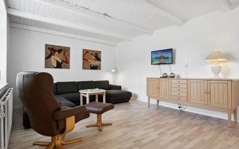 Essie - 20Km from the Sea: Træ, Tag, Arkitektur, Hjem, Hus, Sommerhus, Sidespor, Hårdttræ, Hældning, Estate