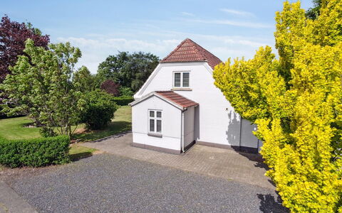 Essie - 20Km from the Sea: Træ, Tag, Arkitektur, Hjem, Hus, Sommerhus, Sidespor, Hårdttræ, Hældning, Estate