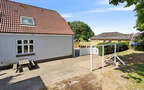 Essie - 20Km from the Sea: Træ, Tag, Arkitektur, Hjem, Hus, Sommerhus, Sidespor, Hårdttræ, Hældning, Estate