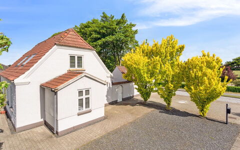 Essie - 20Km from the Sea: Træ, Tag, Arkitektur, Hjem, Hus, Sommerhus, Sidespor, Hårdttræ, Hældning, Estate