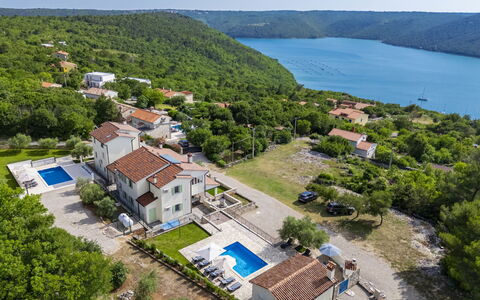 Villa Dina: Fugleperspektiv, Svømmepøl, Udvej, Estate, Luftfotografering, Eco Hotel, Ferieby, Villa, Hotel