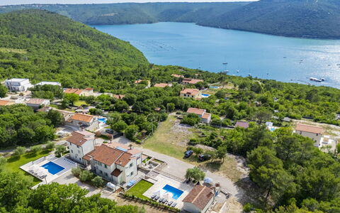 Villa Dina: Fugleperspektiv, Coastal Og Oceaniske Landskabsformer, Svømmepøl, Udvej, Kyst, Luftfotografering, Ferieby, Eco Hotel, Bugt, Lyd