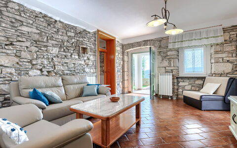 Villa Dina: Væg, Gulvbelægning, Indretning, Møbel, Etage, Loft, Stenmur, Stue, Værelse, Couch