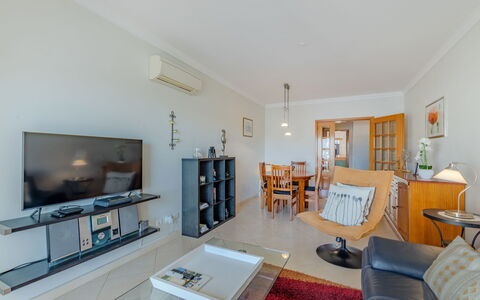 Sunny Beach Casa-M: Gulvbelægning, Indretning, Etage, Værelse, Loft, Møbel, Stue, Television, Lejlighed, Couch