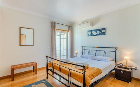 Sunny Beach Casa-M: Møbel, Indretning, Etage, Gulvbelægning, Seng, Loft, Soveværelse, Værelse, Bed Frame, Lejlighed