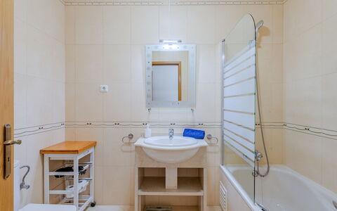 Sunny Beach Casa-M: Sanitærarmatur, Badeværelse, Gulvbelægning, Etage, Indretning, Håndvask, Tap, Badeværelsesvask, Vvs, Loft
