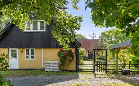 Hansen - 5.2Km from the Sea: Tag, Hus, Land Lot, Hjem, Sommerhus, Estate, Garden Bygninger, Skygge, Bjælkehytte, Landscaping