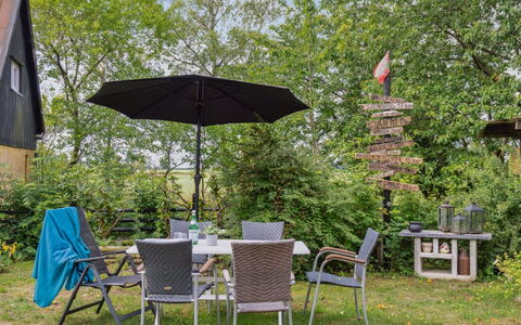 Hansen - 5.2Km from the Sea: Tag, Hus, Land Lot, Hjem, Sommerhus, Estate, Garden Bygninger, Skygge, Bjælkehytte, Landscaping