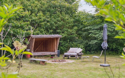 Hansen - 5.2Km from the Sea: Tag, Hus, Land Lot, Hjem, Sommerhus, Estate, Garden Bygninger, Skygge, Bjælkehytte, Landscaping