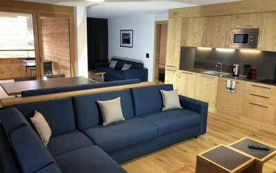 Catrina 3-Zimmer Premium Apartment 50.2: Couch, Bord, Møbel, Ejendom, Studio Couch, Indretning, Stue, Træ, Arkitektur, Gulvbelægning