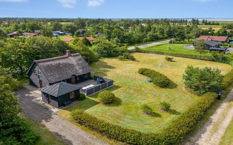 Hendrina - 250M to the Fjord: Møbel, Indretning, Gulvbelægning, Træ, Etage, Loft, Trægulve, Stol, Bord, Belysning
