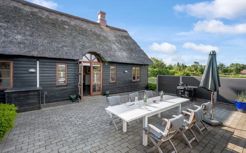 Hendrina - 250M to the Fjord: Møbel, Indretning, Gulvbelægning, Træ, Etage, Loft, Trægulve, Stol, Bord, Belysning