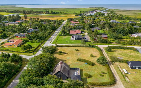 Hendrina - 250M to the Fjord: Møbel, Indretning, Gulvbelægning, Træ, Etage, Loft, Trægulve, Stol, Bord, Belysning