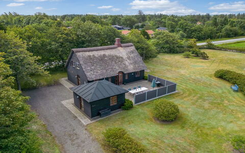 Hendrina - 250M to the Fjord: Møbel, Indretning, Gulvbelægning, Træ, Etage, Loft, Trægulve, Stol, Bord, Belysning