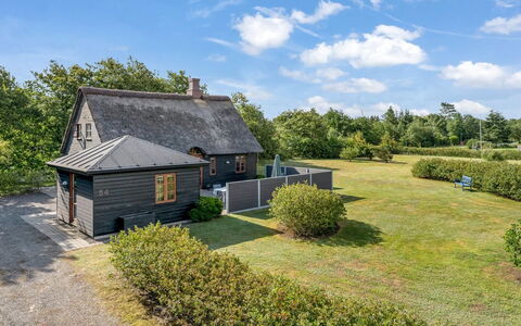 Hendrina - 250M to the Fjord: Møbel, Indretning, Gulvbelægning, Træ, Etage, Loft, Trægulve, Stol, Bord, Belysning
