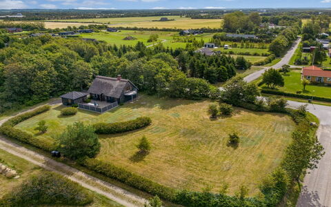 Hendrina - 250M to the Fjord: Møbel, Indretning, Gulvbelægning, Træ, Etage, Loft, Trægulve, Stol, Bord, Belysning