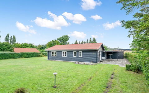 Rikhard - 75M from the Sea: Tag, Hus, Land Lot, Hjem, Sommerhus, Estate, Garden Bygninger, Skygge, Bjælkehytte, Landscaping