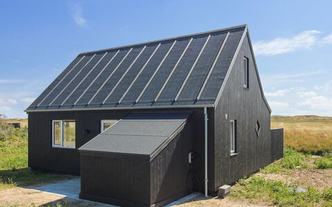 Helga - 800M from the Sea: Vindue, Facade, Boligområde, Hjem, Kompositmateriale, Skydevindue, Estate, Sidespor, Dagslys