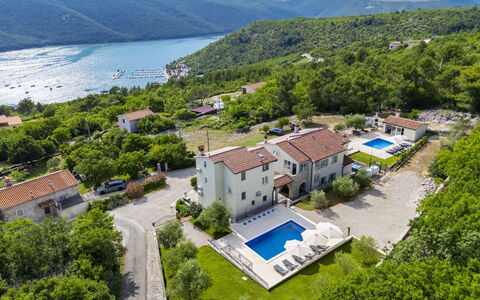 Villa Camellia: Fugleperspektiv, Udvej, Luftfotografering, Svømmepøl, Estate, Ferieby, Eco Hotel, Villa, Bugt, Hotel