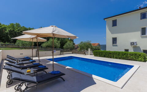 Villa Camellia: Sky, Himmel, Plante, Arecales, Skygge, Træ, Coastal Og Oceaniske Landskabsformer, Fritid, Terrestrisk Plant, Båd