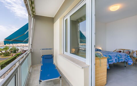 Massimo Beach House: Sky, Himmel, Plante, Arecales, Skygge, Træ, Coastal Og Oceaniske Landskabsformer, Fritid, Terrestrisk Plant, Båd