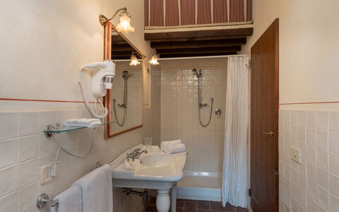 Locanda Di Alberi Without Kitchen: Tap, Sanitærarmatur, Spejl, Badeværelsesvask, Ejendom, Håndvask, Badeværelse, Indretning, Purple, Træ