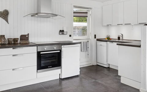 Thordgrim - 600M from the Sea: Køkken, Køkken Apparat, Countertop, Gulvbelægning, Større Bandage, Cabinetry, Indretning, Husholdningsapparat, Etage, Komfur