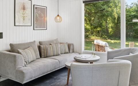 Thordgrim - 600M from the Sea: Møbel, Indretning, Couch, Gulvbelægning, Stue, Etage, Træ, Throw Pillow, Værelse, Bord