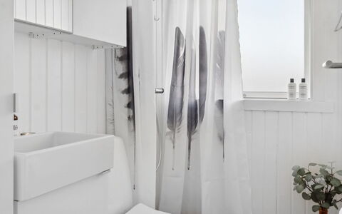 Thordgrim - 600M from the Sea: Hvid, Indretning, Badeforhæng, Textile, Gardin, Badeværelse, Sanitærarmatur, Gulvbelægning, Etage, Hjem