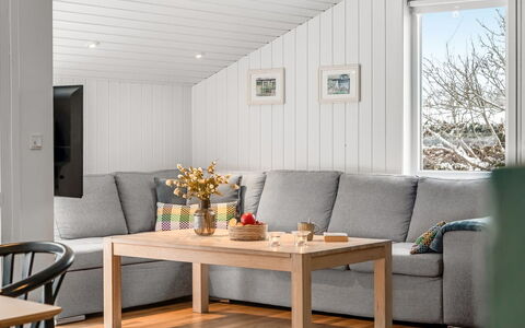 Valda - 1.5Km from the Sea: Møbel, Gulvbelægning, Etage, Indretning, Træ, Bord, Couch, Trægulve, Stue, Kaffebord