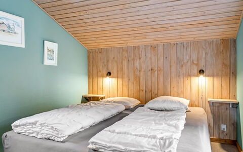 Valda - 1.5Km from the Sea: Seng, Indretning, Soveværelse, Sengetøj, Sengetøj, Etage, Gulvbelægning, Træ, Loft, Møbel
