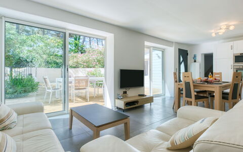 Villa Océane: Vand, Himmel, Ejendom, Møbel, Bord, Bordservice, Blå, Azure, Sky, Stol