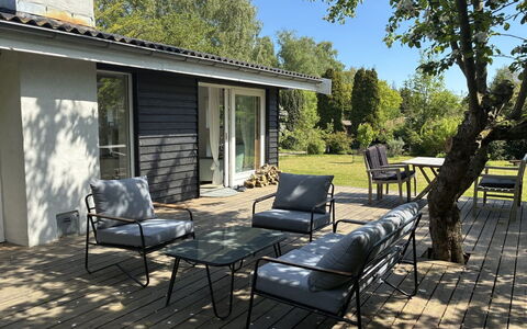 Hendrina - 500M from the Sea: Møbel, Stol, Udendørs Møbler, Træ, Bord, Udendørs Bord, Skygge, Have, Køkken & Spisebord