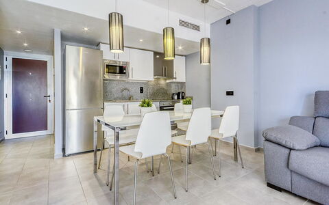 Cap Blanc: Møbel, Cabinetry, Stol, Countertop, Bygning, Stueplante, Couch, Bord, Indretning, Gulvbelægning
