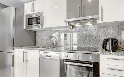 Cap Blanc: Countertop, Cabinetry, Ejendom, Bygning, Komfur, Køkken Apparat, Køkken, Håndvask, Bordservice, Cooktop