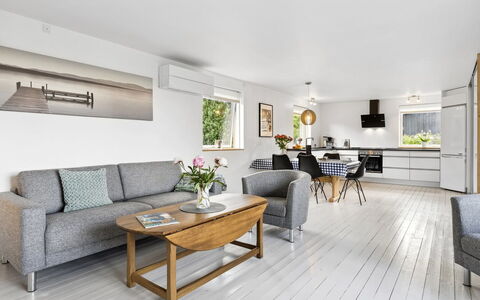 Henric - 500M from the Sea: Loft, Gulvbelægning, Indretning, Etage, Kompositmateriale, Møbel, Udvej, Hotel, Design, Dagslys