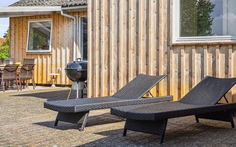 Henric - 500M from the Sea: Loft, Gulvbelægning, Indretning, Etage, Kompositmateriale, Møbel, Udvej, Hotel, Design, Dagslys