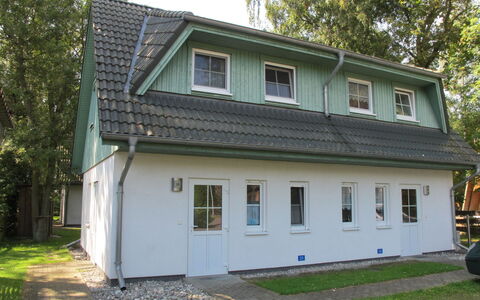 Im Kiefernweg Dhh 23: Bygning, Ejendom, Plante, Vindue, Træ, Hus, Himmel, Dør, Sommerhus