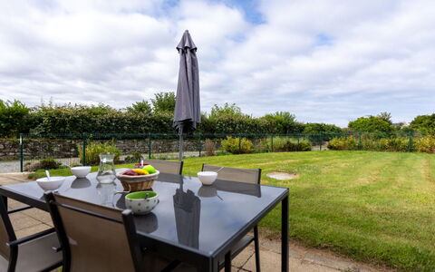 Emeraude: Sky, Himmel, Bord, Plante, Møbel, Bordservice, Stol, Bygning, Udendørs Bord, Udendørs Møbler