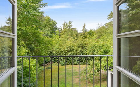 Rina - 250M from the Sea: Vegetationen, Busk, Forår, Sommerhus, Have, Skygge, Backyard, Gård, Stol