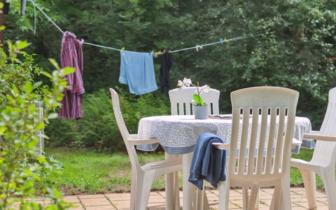 Rina - 250M from the Sea: Vegetationen, Busk, Forår, Sommerhus, Have, Skygge, Backyard, Gård, Stol