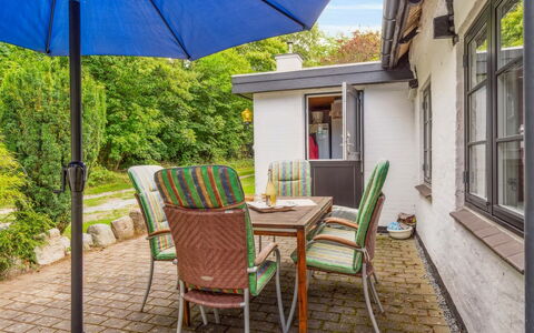Rina - 250M from the Sea: Vegetationen, Busk, Forår, Sommerhus, Have, Skygge, Backyard, Gård, Stol