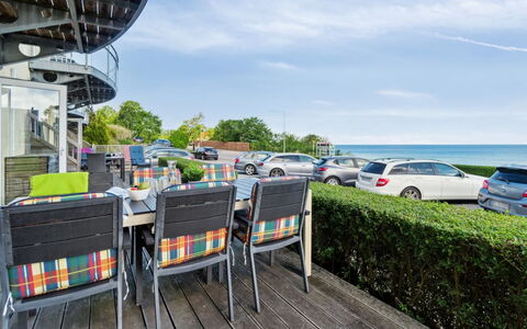 Helin - 100M from the Sea: Vegetationen, Busk, Forår, Sommerhus, Have, Skygge, Backyard, Gård, Stol